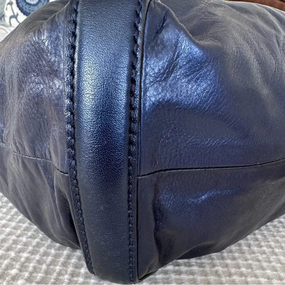 Gucci Metallic Leather Galaxy Chain Hobo
Size: 14.50" (L) x 5.00" (W) x 10 - Picture 9 of 16